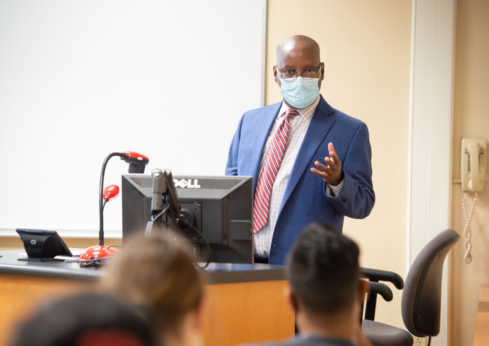 Aimable Twagilimana lecturing in front of a class.