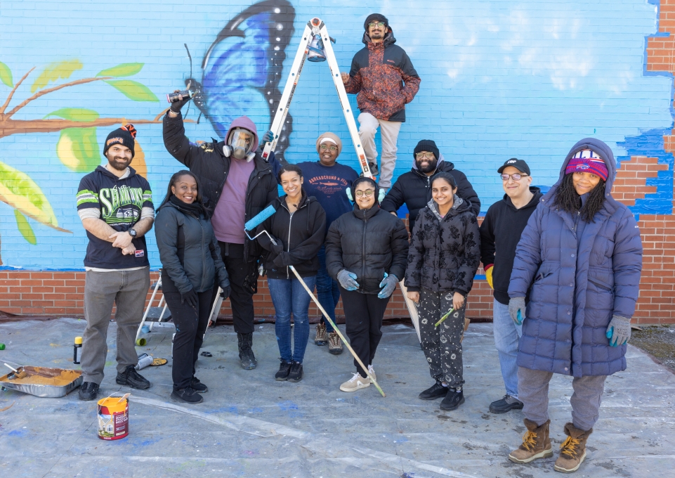 Alternative Spring Break participants stand in front of the mural they painted